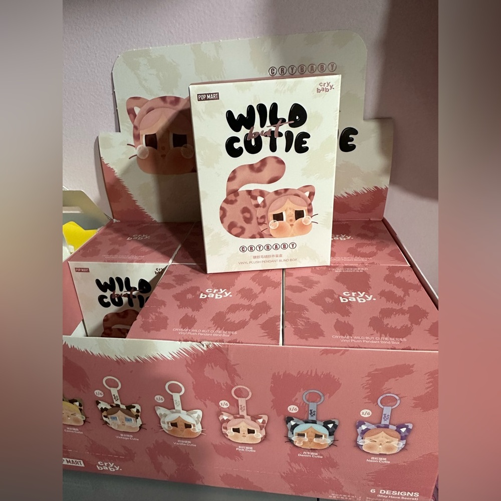 CRYBABY Wild but Cutie Vinyl Plush Pendant CONFIRMED NEON CUTIE Box Pop Mart - Picture 5 of 12
